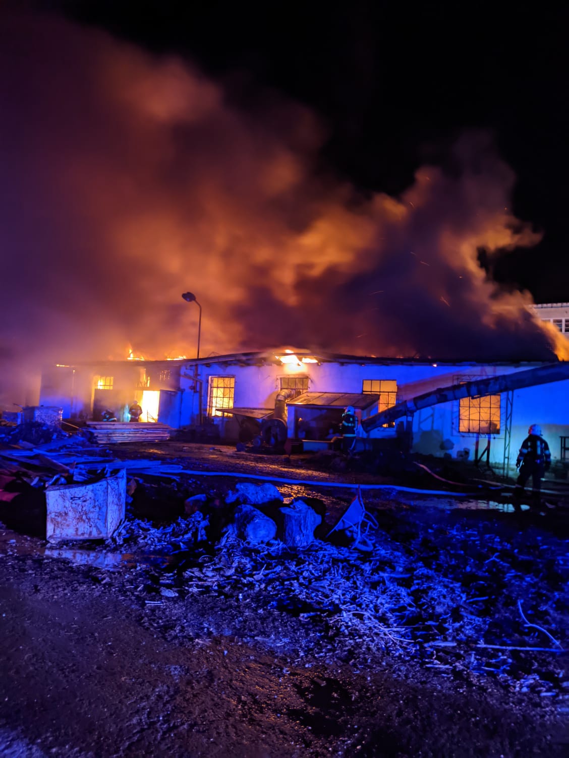 048-Požár ve firmě na zpracování dřeva v Čelákovicích.jpeg