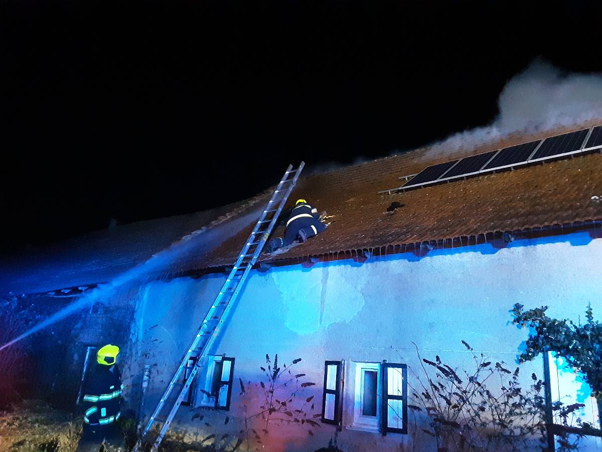 Požár střechy rodinného domu v obci Nesvačily.