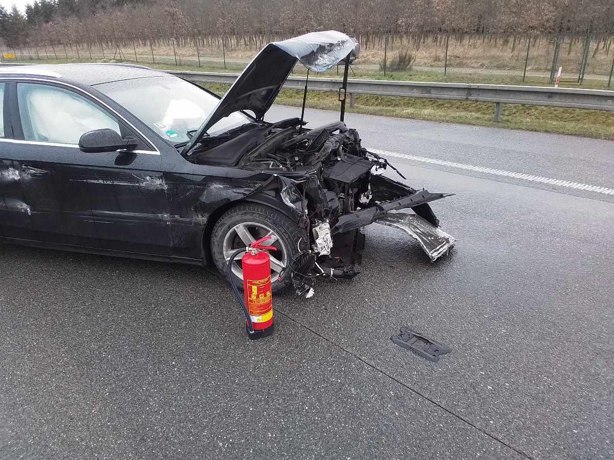 Nehoda dvou osobních vozidel na dálnici D1.