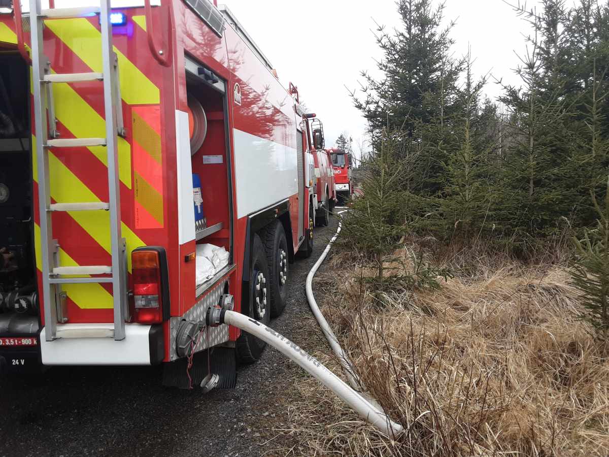 Tři jednotky hasičů likvidovaly požár u obce Kámen.