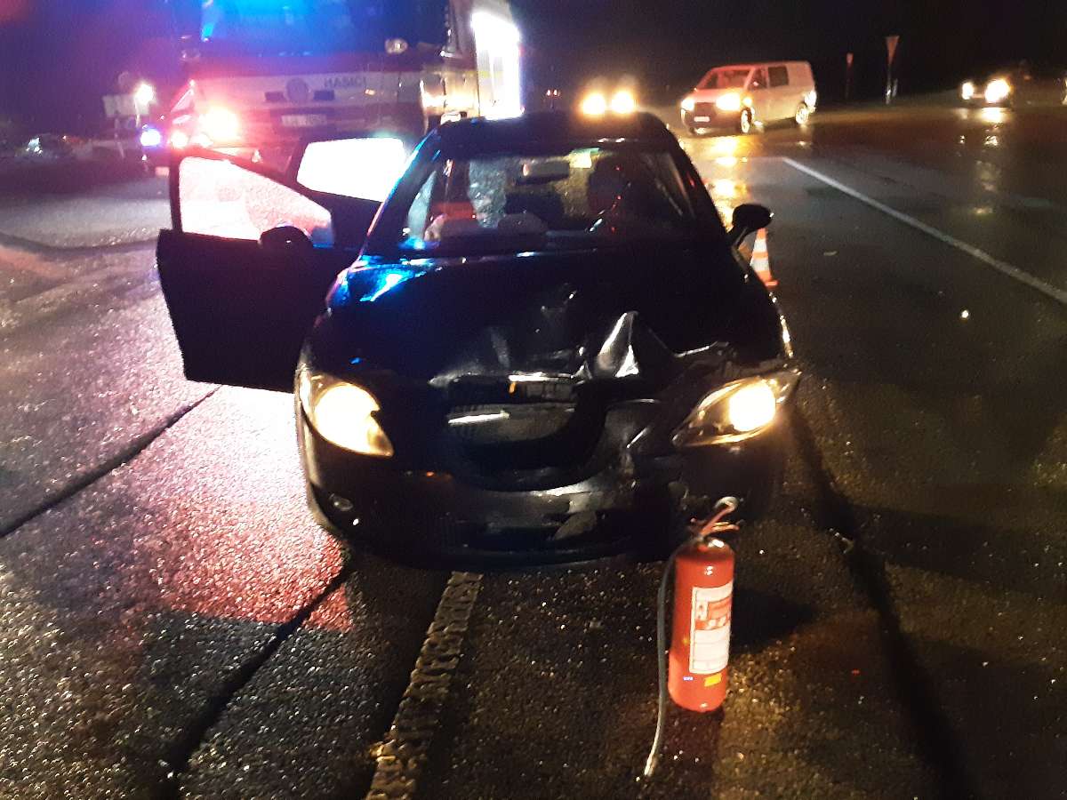 Při střetu dvou osobních vozidel u Mělkovic se zranila jedna osoba.