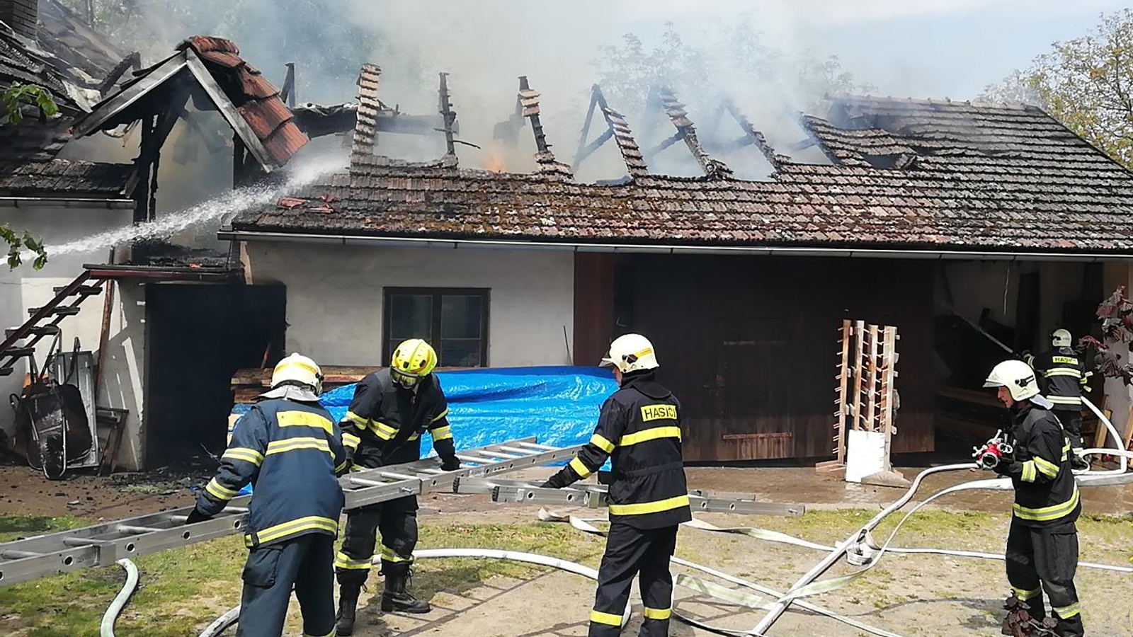 001-Požár truhlářské dílny v Chroustkově na Kutnohorsku.jpg
