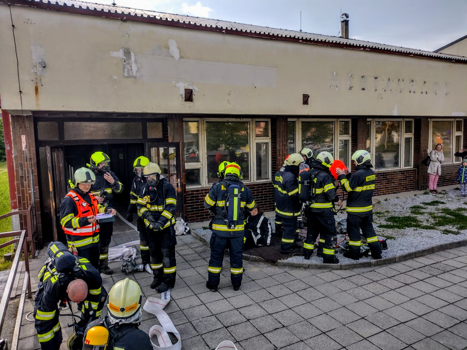 Cvičení požár restaurace, Dačice  (3).jpg
