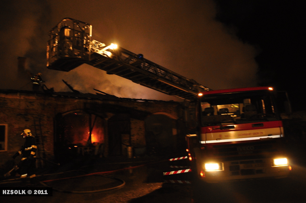 3 22.10.2011 Požár autoservisu a stolárny Ruda nad Moravou - Bohdíkov31.JPG