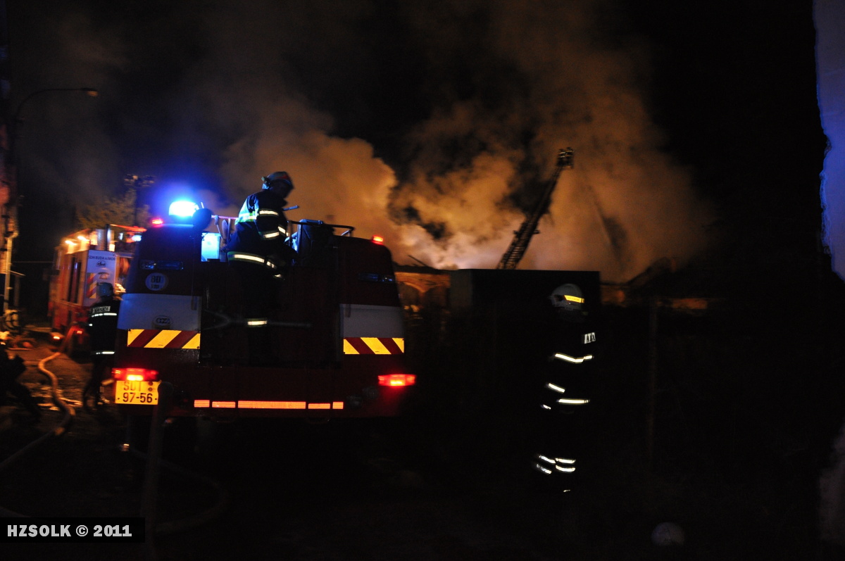 12 22.10.2011 Požár autoservisu a stolárny Ruda nad Moravou - Bohdíkov40.JPG