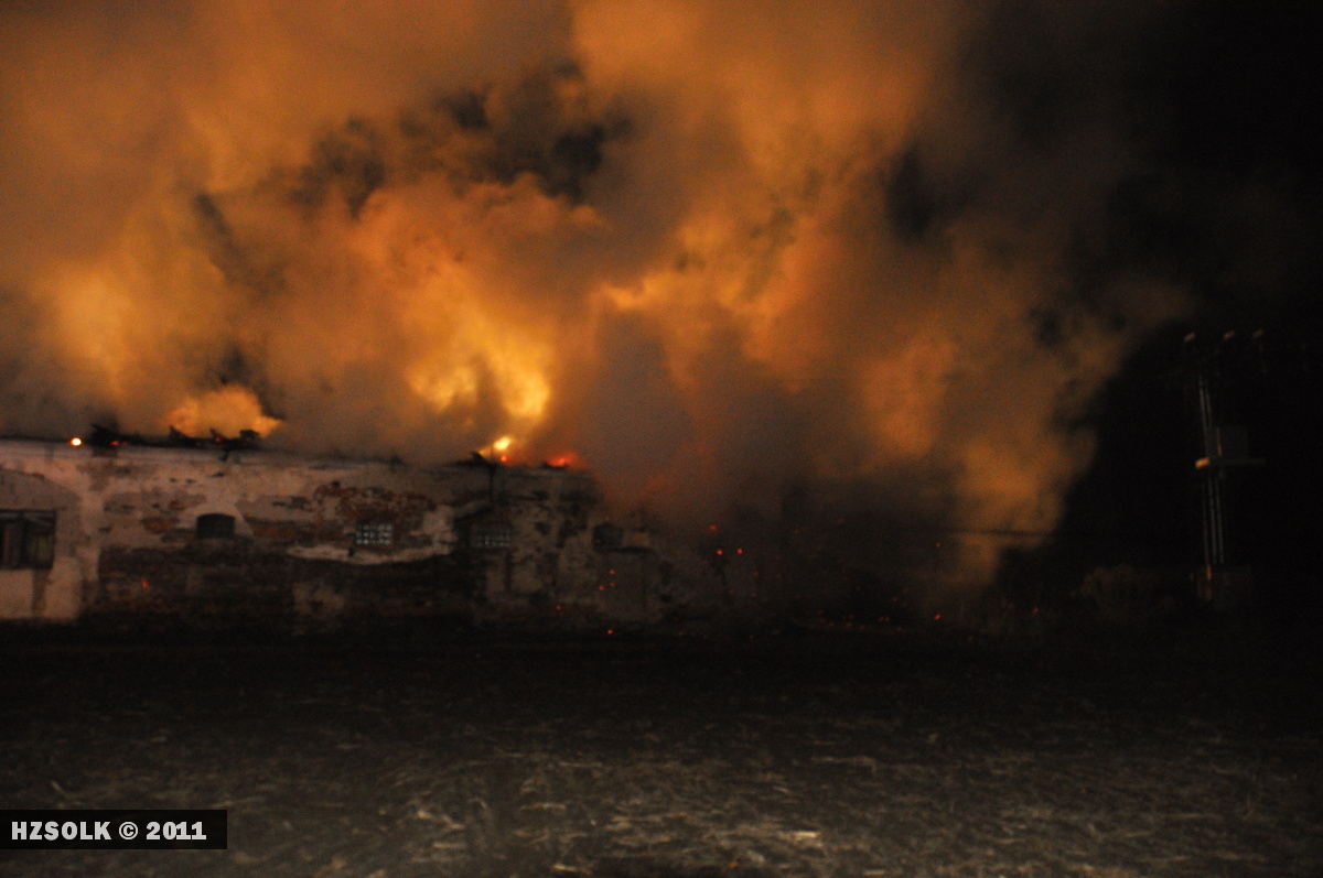 33 22.10.2011 Požár autoservisu a stolárny Ruda nad Moravou - Bohdíkov20.JPG