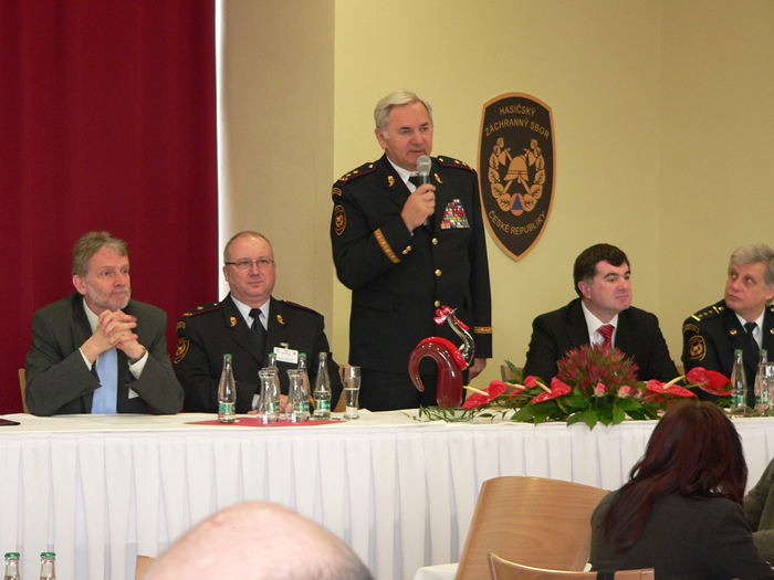 genmjr. Ing. Miroslav Štěpán zahajuje 13. ročník konference Červený kohout v roce 2010.png