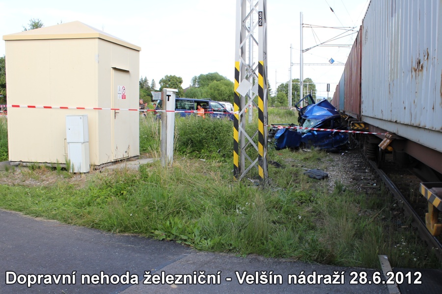 4 20120628-DN srážka OA s vlakem Velešín_01.jpg