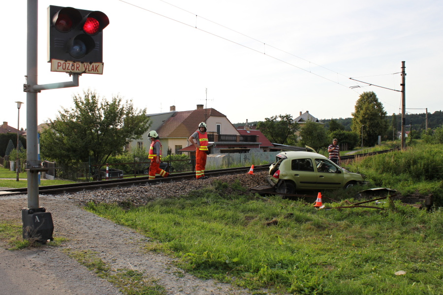 2 20120628-DN srážka OA s vlakem Hrdějovice_04.JPG