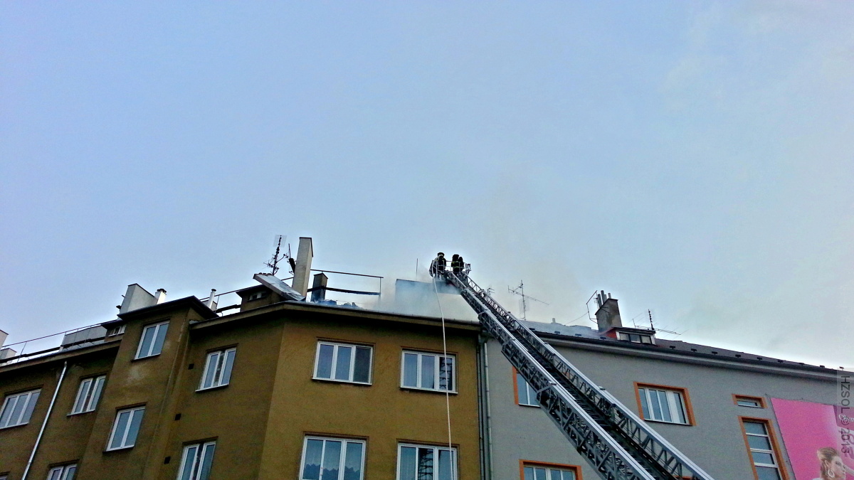 2 požár střechy bytového domu Gorazdovo náměstí Olomouc - 15-3-2013 (1).jpg