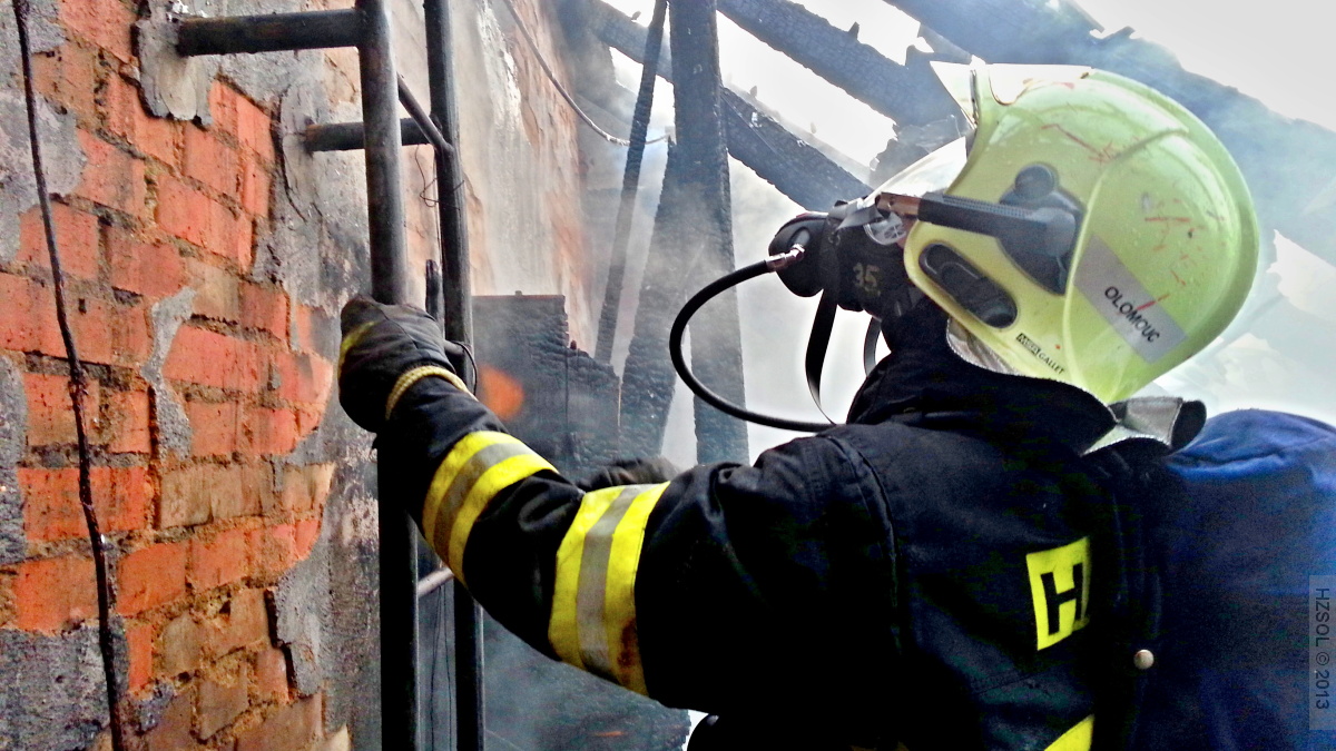 12 požár střechy bytového domu Gorazdovo náměstí Olomouc - 15-3-2013 (11).jpg