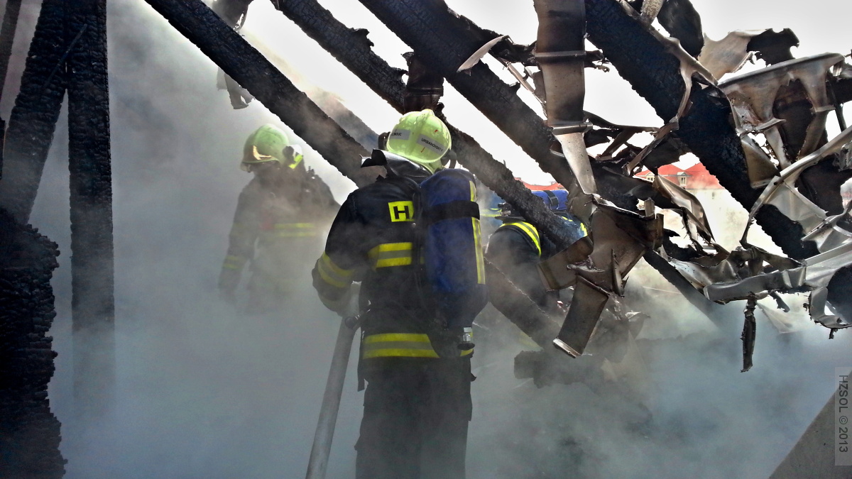 17 požár střechy bytového domu Gorazdovo náměstí Olomouc - 15-3-2013 (16).jpg