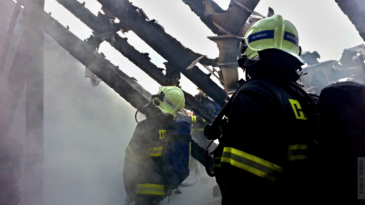 18 požár střechy bytového domu Gorazdovo náměstí Olomouc - 15-3-2013 (17).jpg
