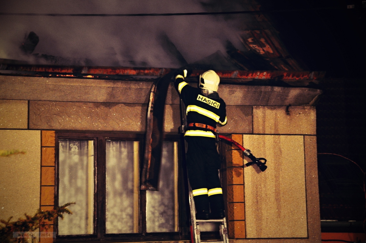 25 6-2-2014 Požár RD Klopotovice - střecha objektu (31).JPG