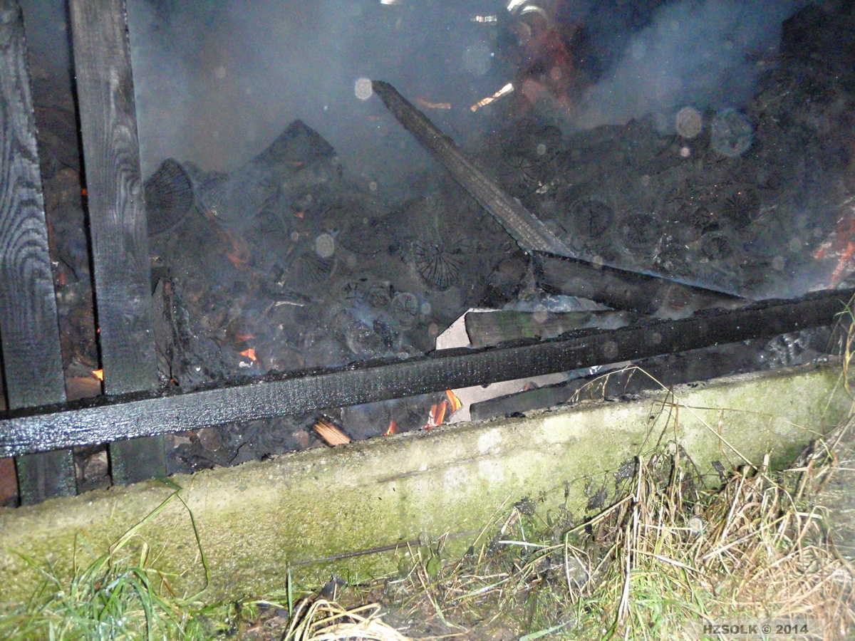2 23-12-2014 Požár otopového dřeva a plotu Lošitce (2).JPG