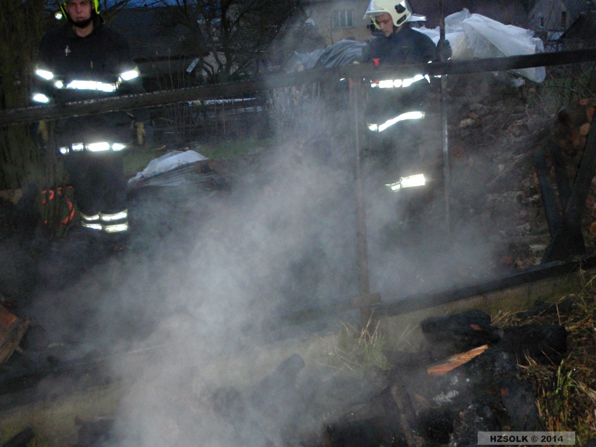 4 23-12-2014 Požár otopového dřeva a plotu Lošitce (4).JPG