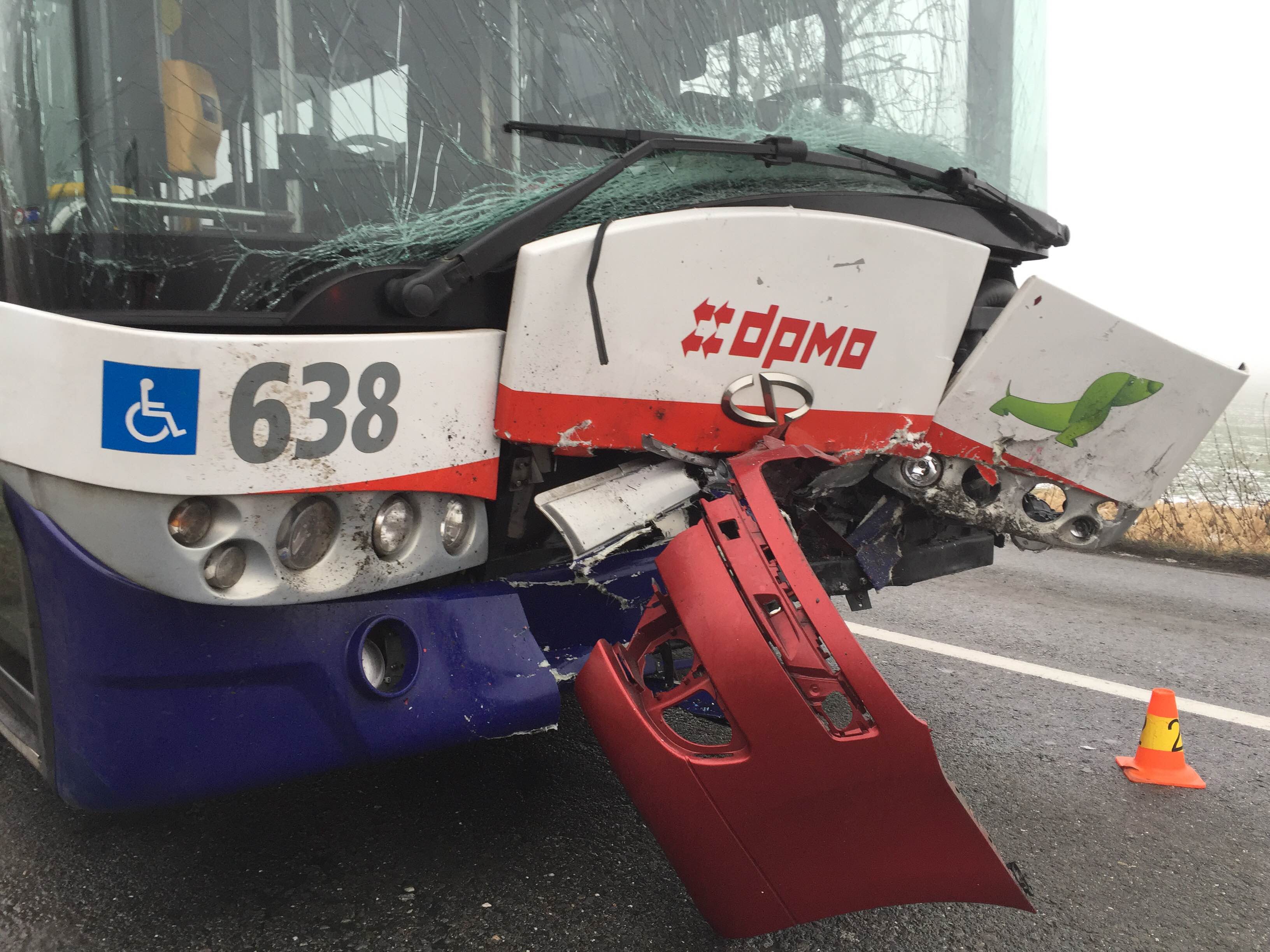 2 27-1-2016 Nehoda autobus a osobní vozidla ulice Řepčínská (2).JPG