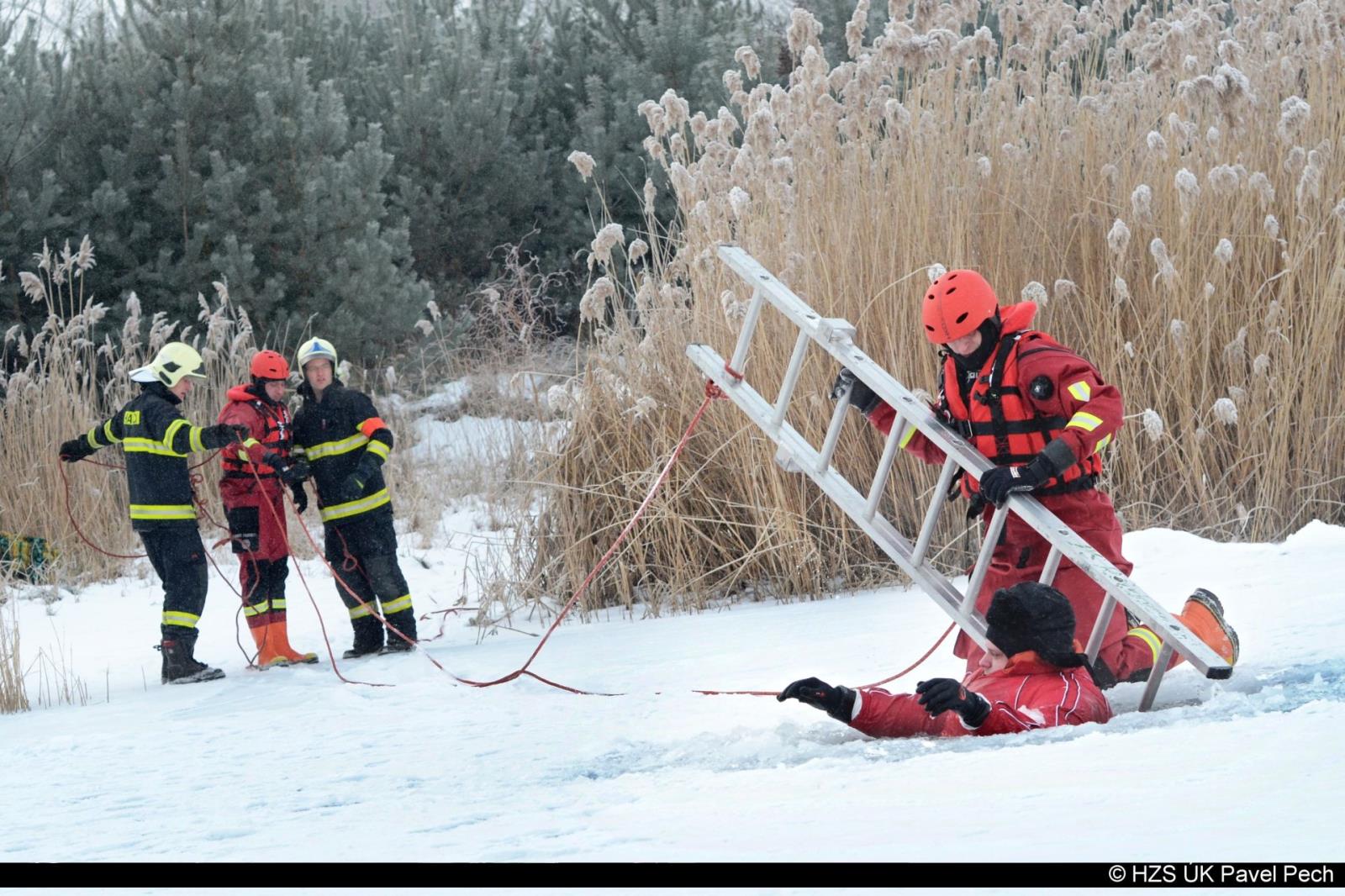 Cvičení záchrana na ledu (3).jpg