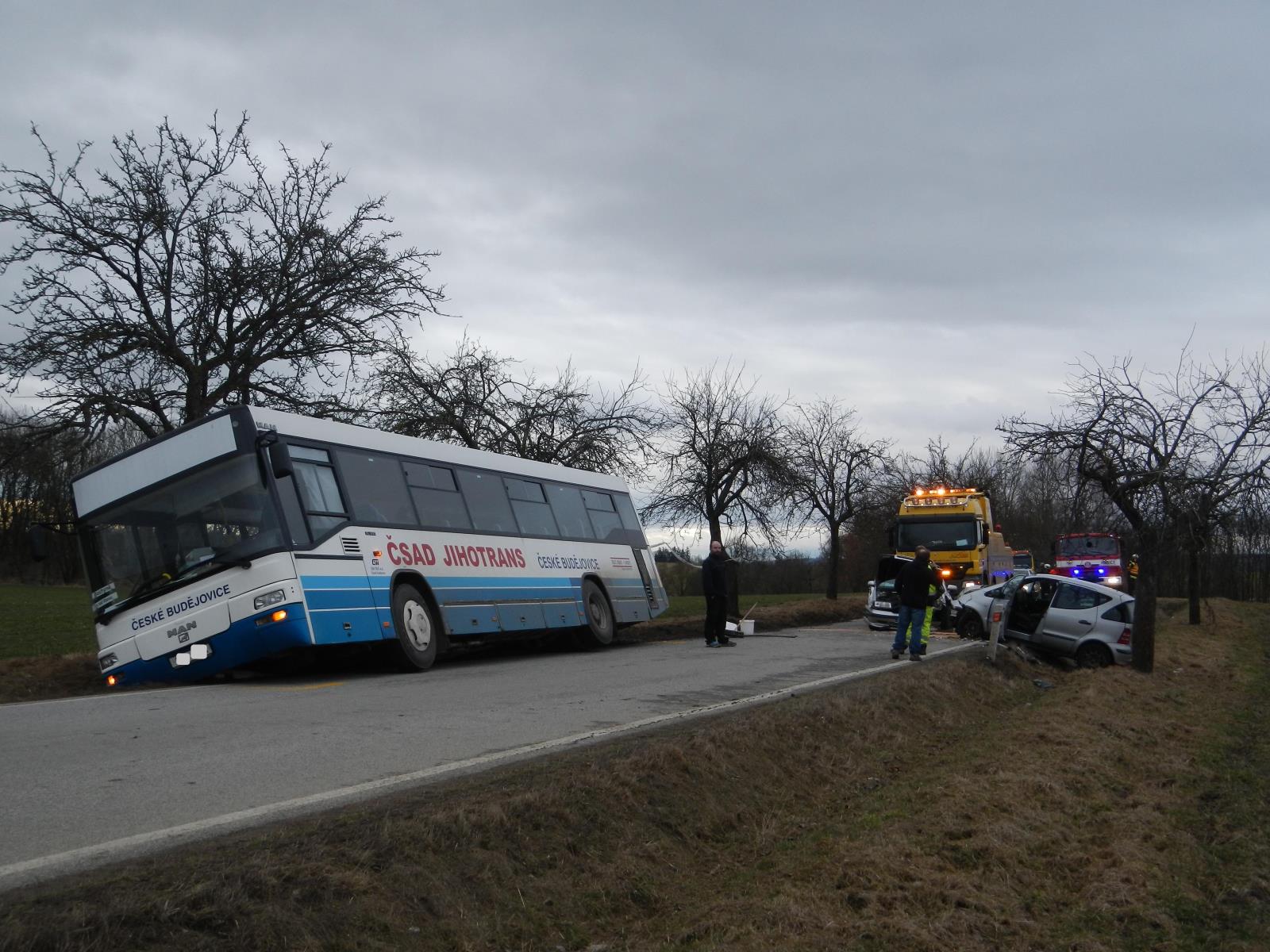 Dopravní nehoda 2 OA a bus, Netěchovice - 23. 2. 2017 (1).JPG