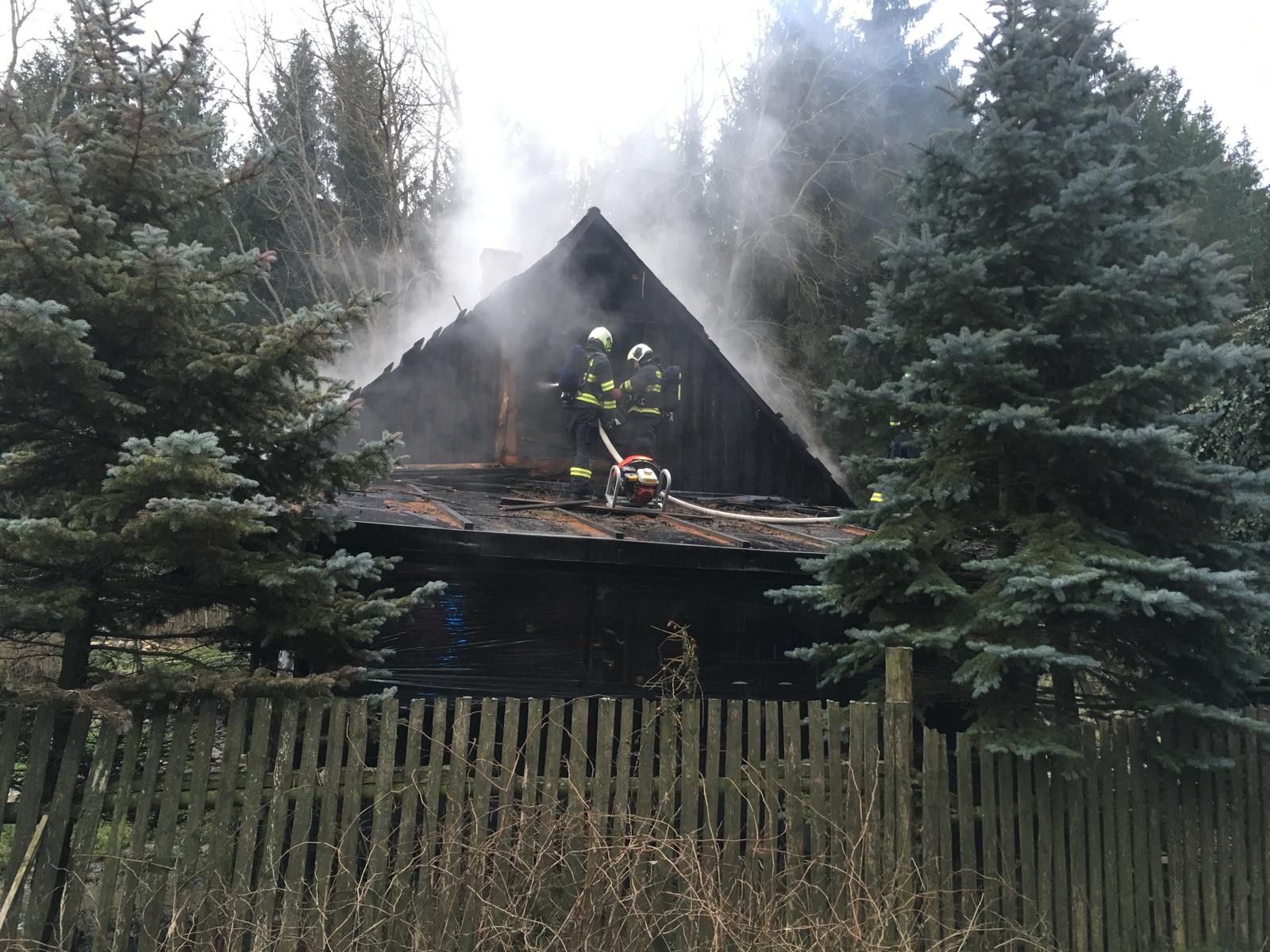 Požár hájenky, Kajetín - 10. 1. 2018 (5).jpg