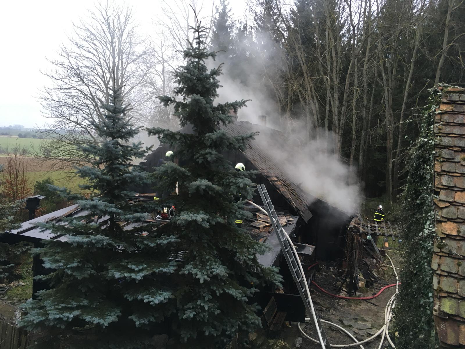Požár hájenky, Kajetín - 10. 1. 2018 (6).jpg