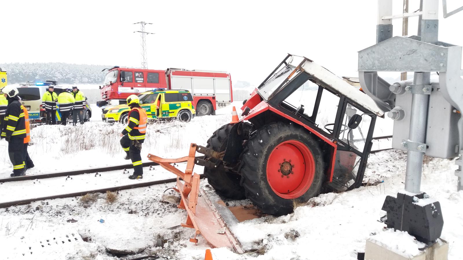 Dopravní nehoda traktoru a vlaku, Horní Poříčí - 8. 2. 2018 (4).jpg