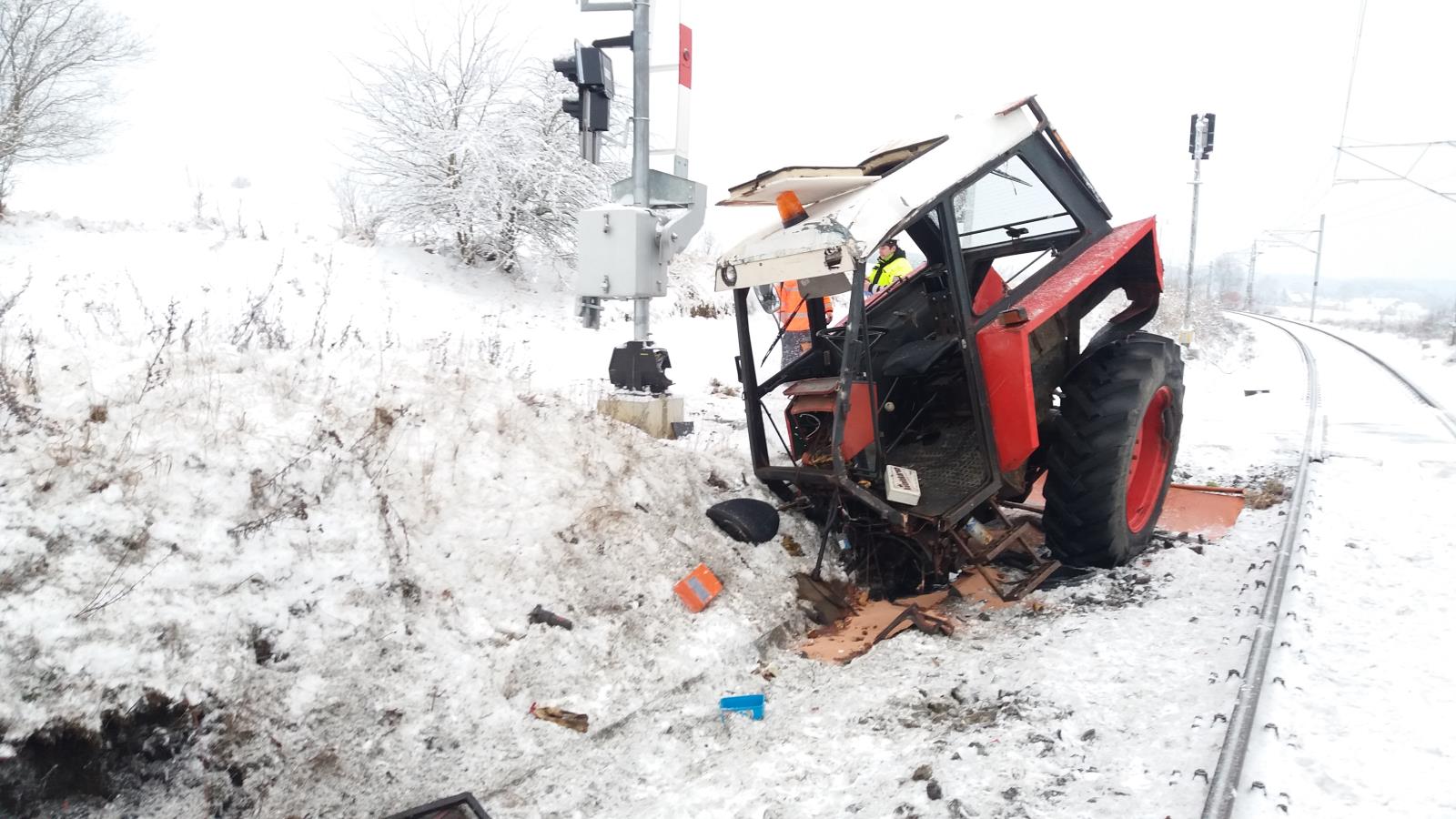 Dopravní nehoda traktoru a vlaku, Horní Poříčí - 8. 2. 2018 (2).jpg