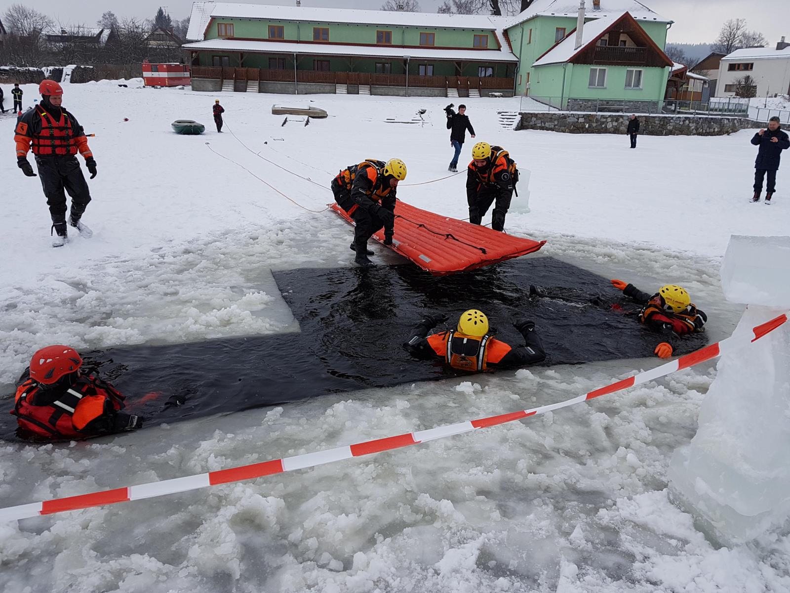 Výcvik - záchrana z ledu (17).jpg