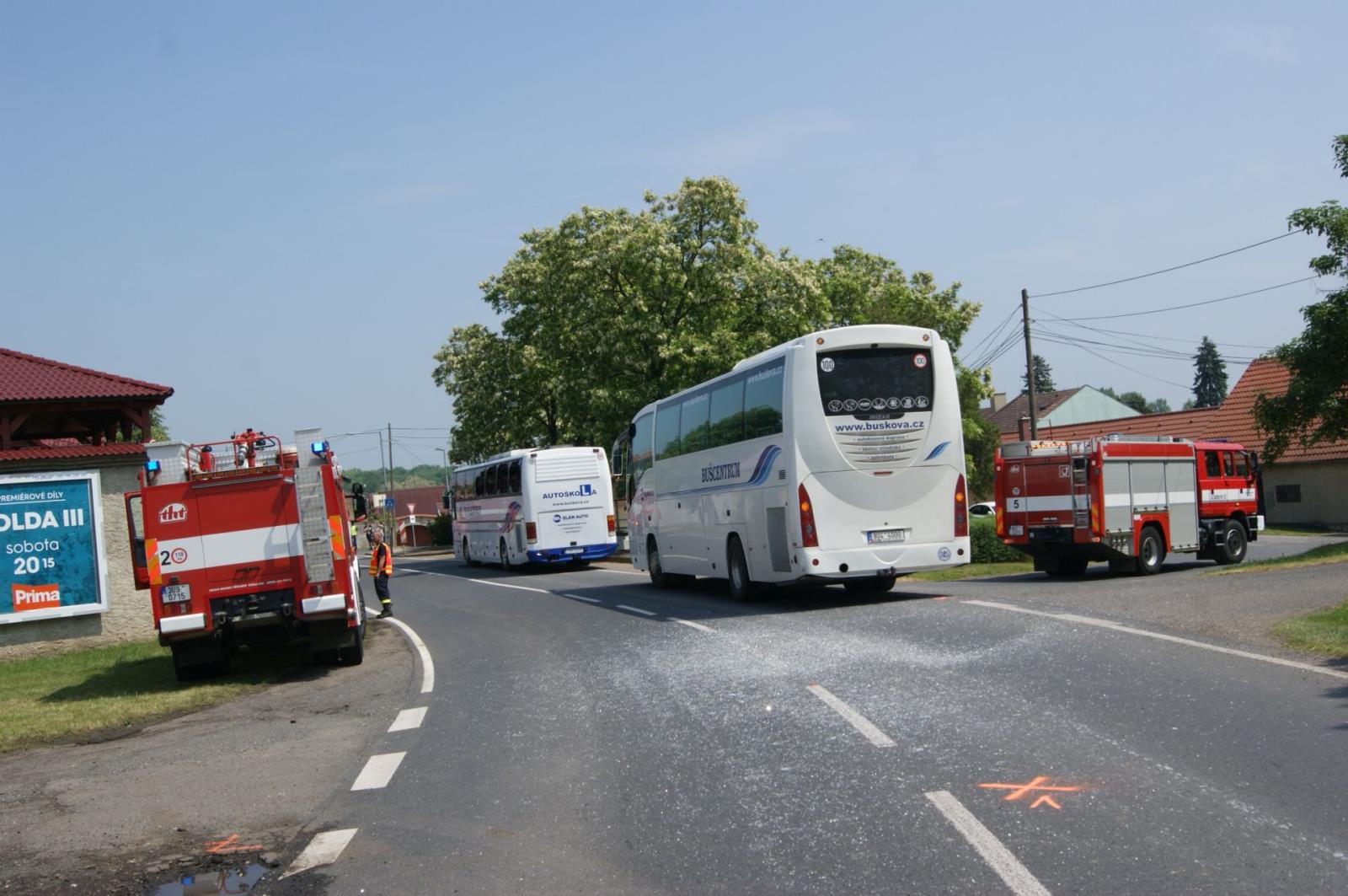 Dopravní nehoda autobusu a traktoru Žabovřesky (5).JPG