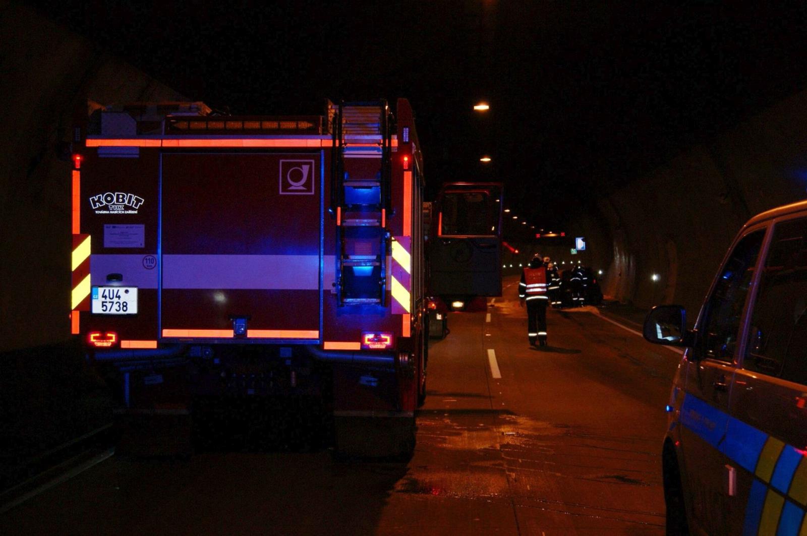 Požár osobního auta v tunelu Panenská (1).jpg