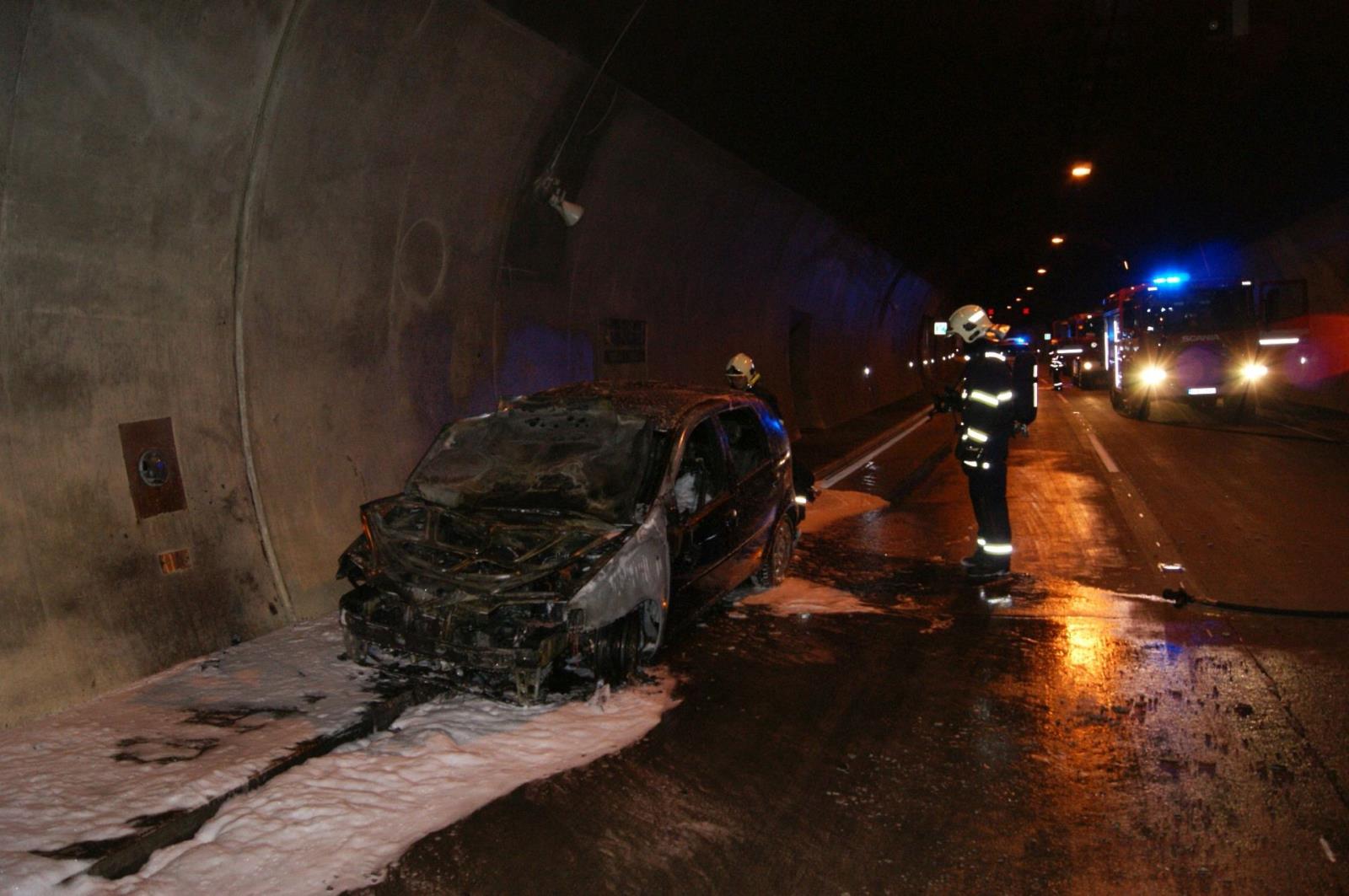Požár osobního auta v tunelu Panenská (2).jpg