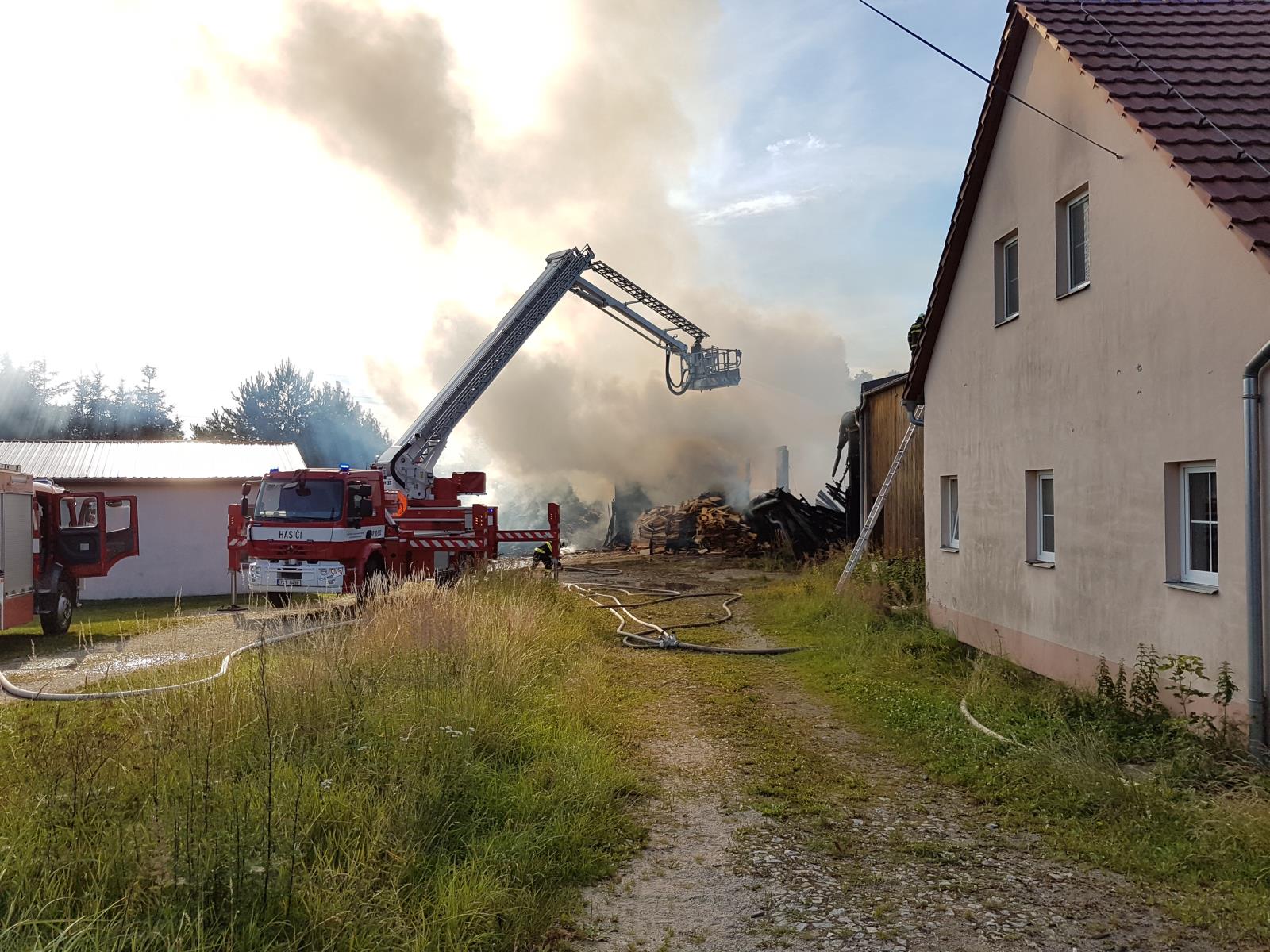 Požár skladu, Kardašova Řečice - 4. 7. 2018 (1).jpg