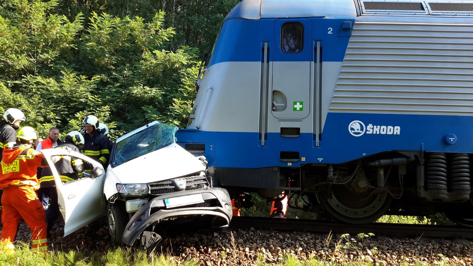 Dopravní nehoda OA a vlak, Kamenný Újezd - 1. 8. 2018.jpg