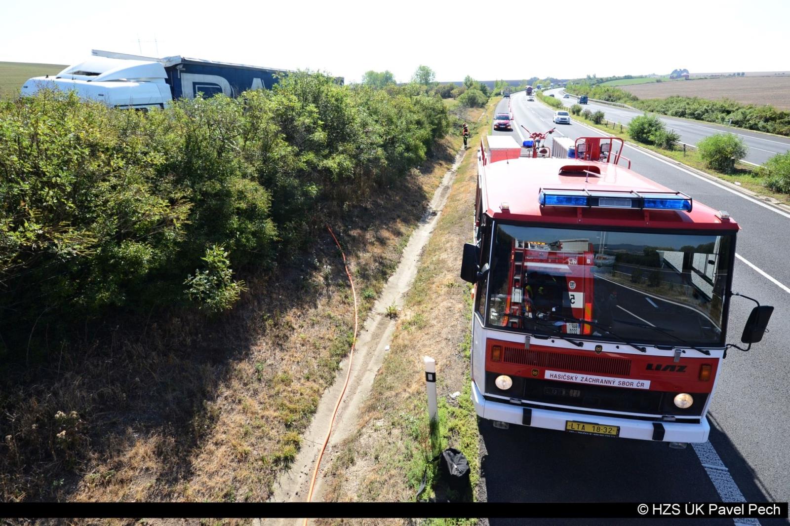 Dopravní nehoda kamionu D8 u Vrbičan (2).jpg