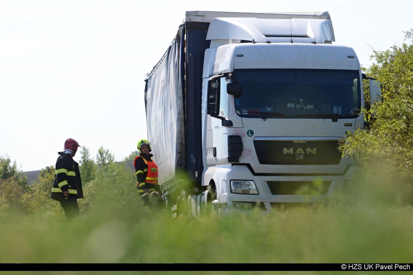 Dopravní nehoda kamionu D8 u Vrbičan (4).jpg