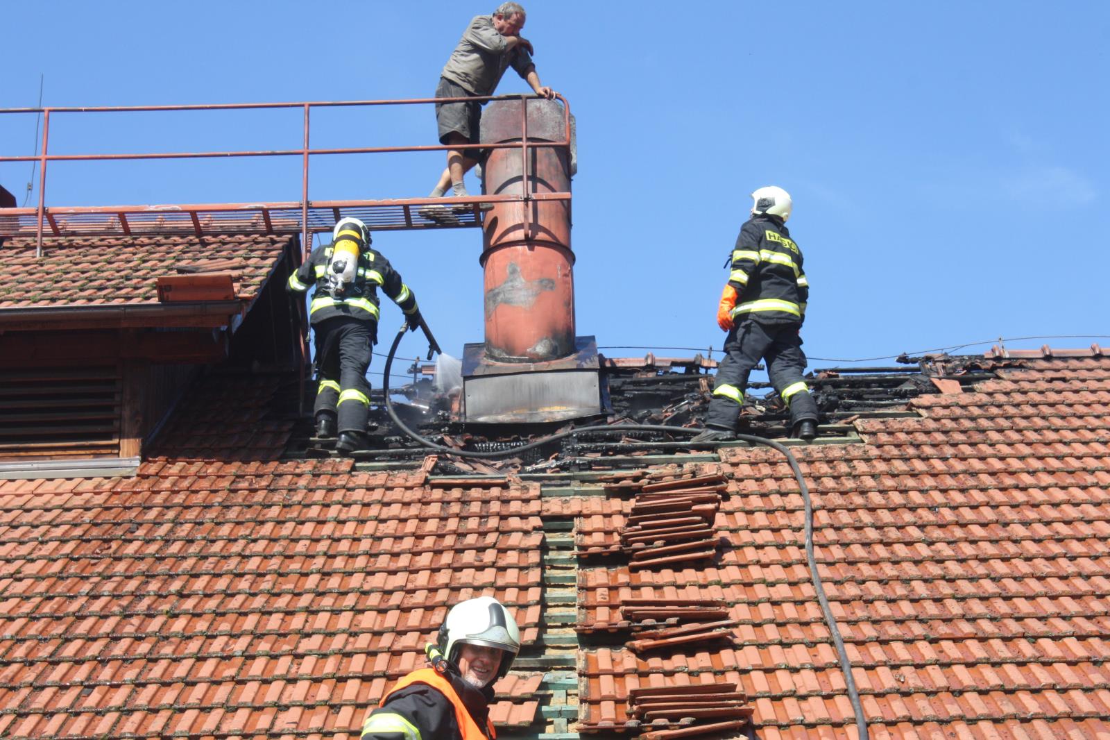 Požár střechy, Holašovice - 10. 9. 2018 (4).JPG