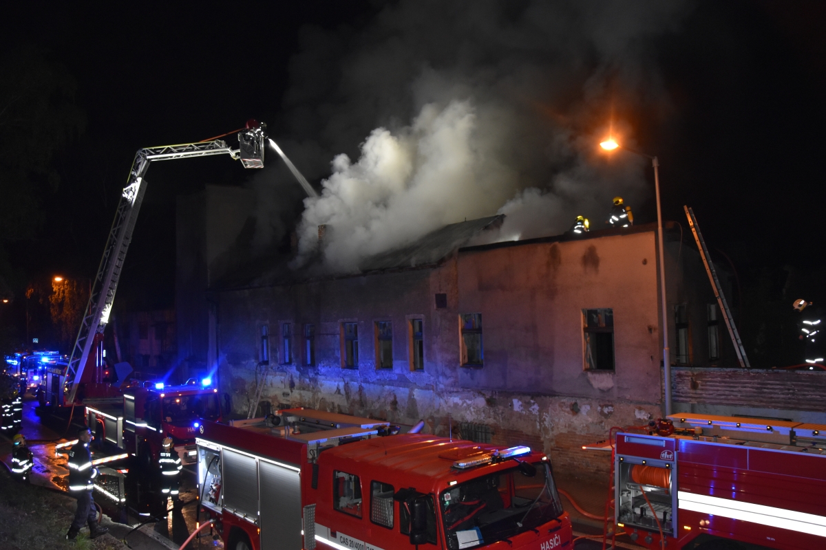 Požár bývalé loděnice v Ústí nad Labem (2).JPG