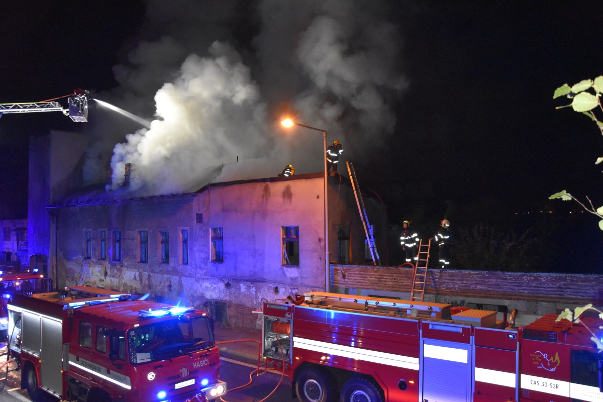 Požár bývalé loděnice v Ústí nad Labem (3).JPG