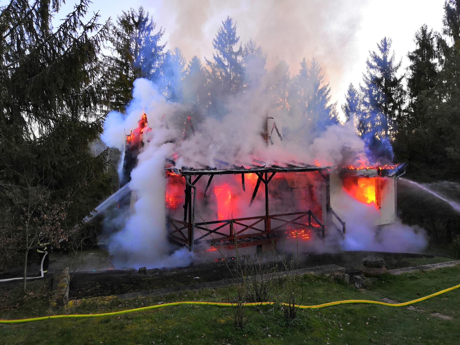 Požár chaty Jetřichovice (1).jpg