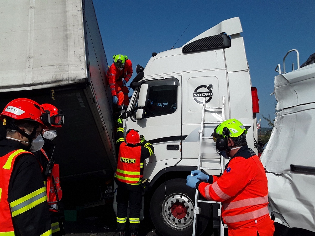 Nehoda D1_hasiči vyprošťují řidiče z kabiny kamionu.jpg