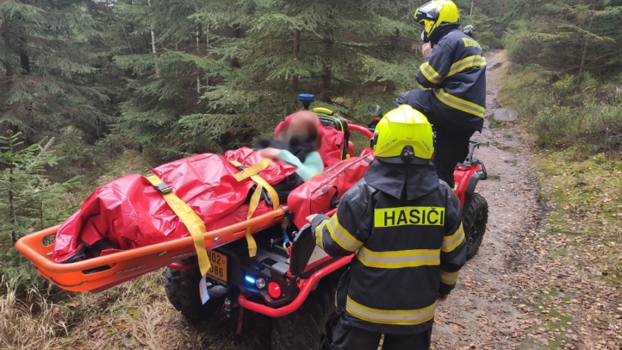 KHK_záchrana zraněné osoby v Adržpašských skalách_hasiči transportují zraněnou osobu na nosítkách na čtyřkolce.jpg