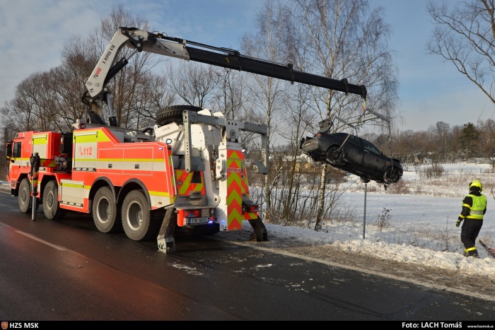 MSK_DN osobního vozu_hasiči pomocí techniky přemísťují havarovaný vůz zpět na vozovku.jpg