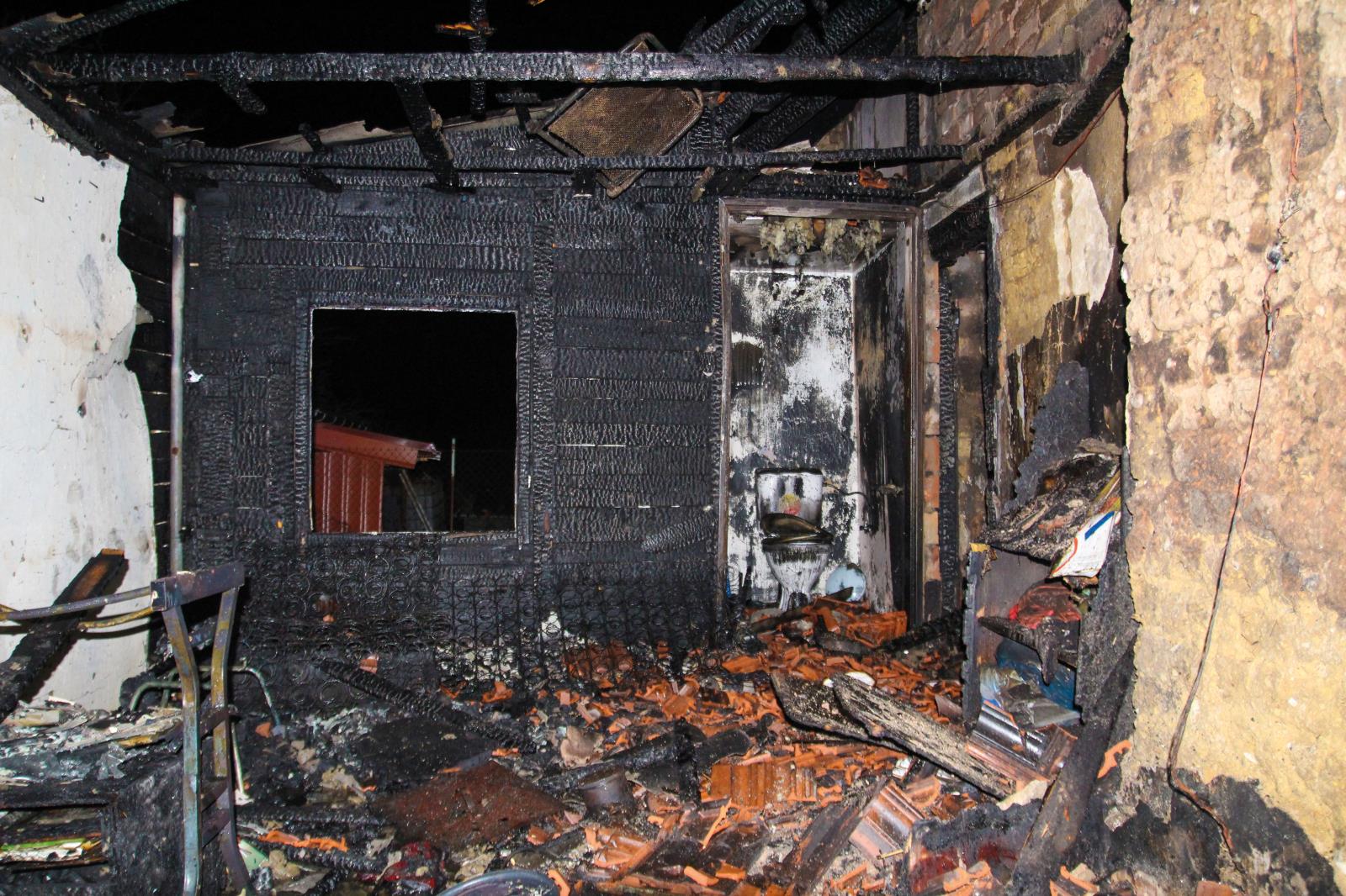 Požárem zasažená místnost dětského pokoje