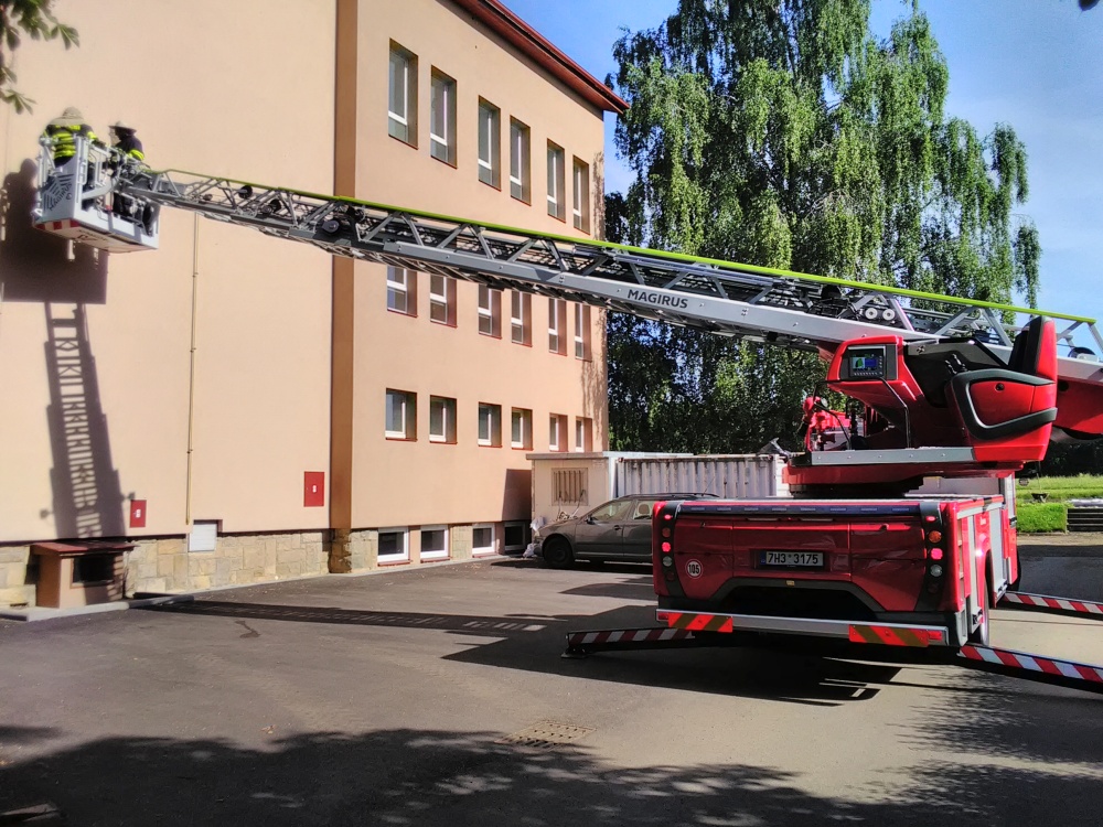 Zásah profesionálních hasičů z Hořic a Jičína v Ostroměři, kde likvidovali roj na budově školy.