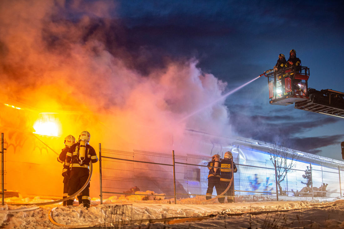 Jeden z větších letošních požárů likvidovalo jedenáct jednotek hasičů hned začátkem roku v měsíci lednu. Požár haly v Sendražicích způsobil škodu ve výši několika milionů korun. 