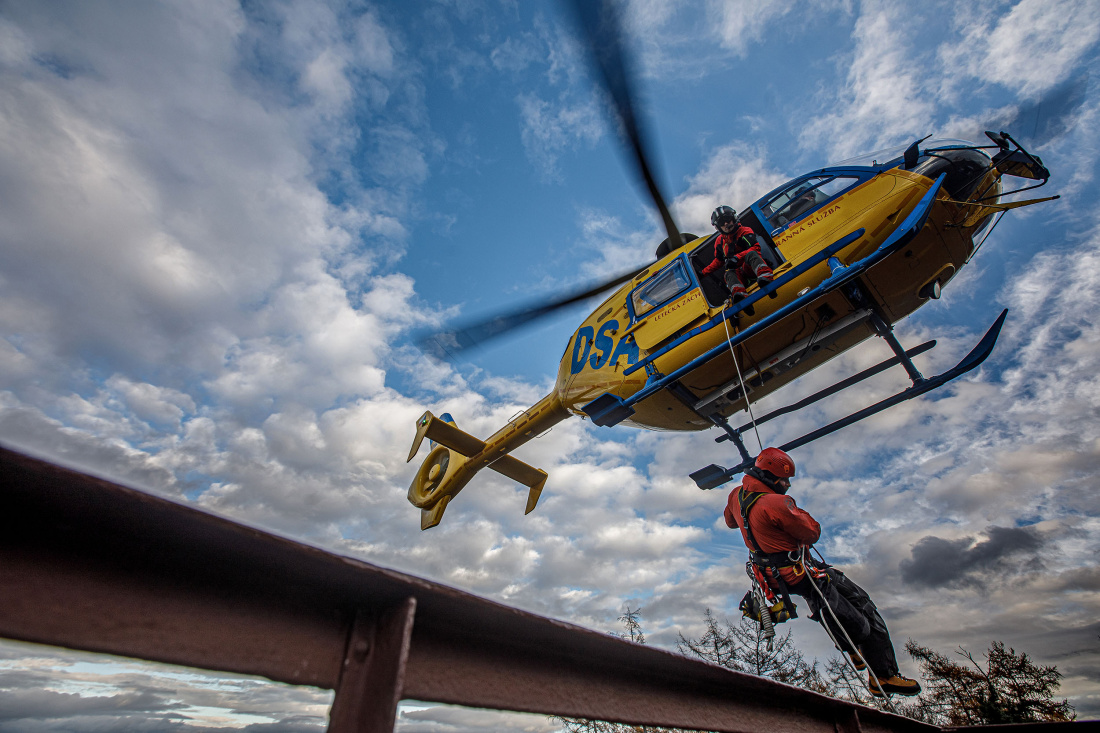 Pomáháme na zemi, ve vodě, někdy i ze vzduchu. Na centrální stanici v Hradci Králové je parta proškolených hasičů – leteckých záchranářů, kteří jsou proškoleni pro záchranu osob z výšky a nad volnou hloubkou i za využití vrtulníku letecké záchranné služby. 