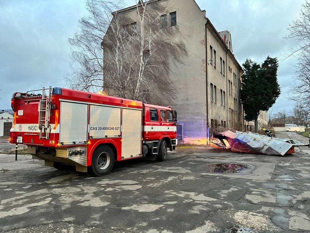 Hasiči ze stanice Teplice odklízejí poničenou střechu.