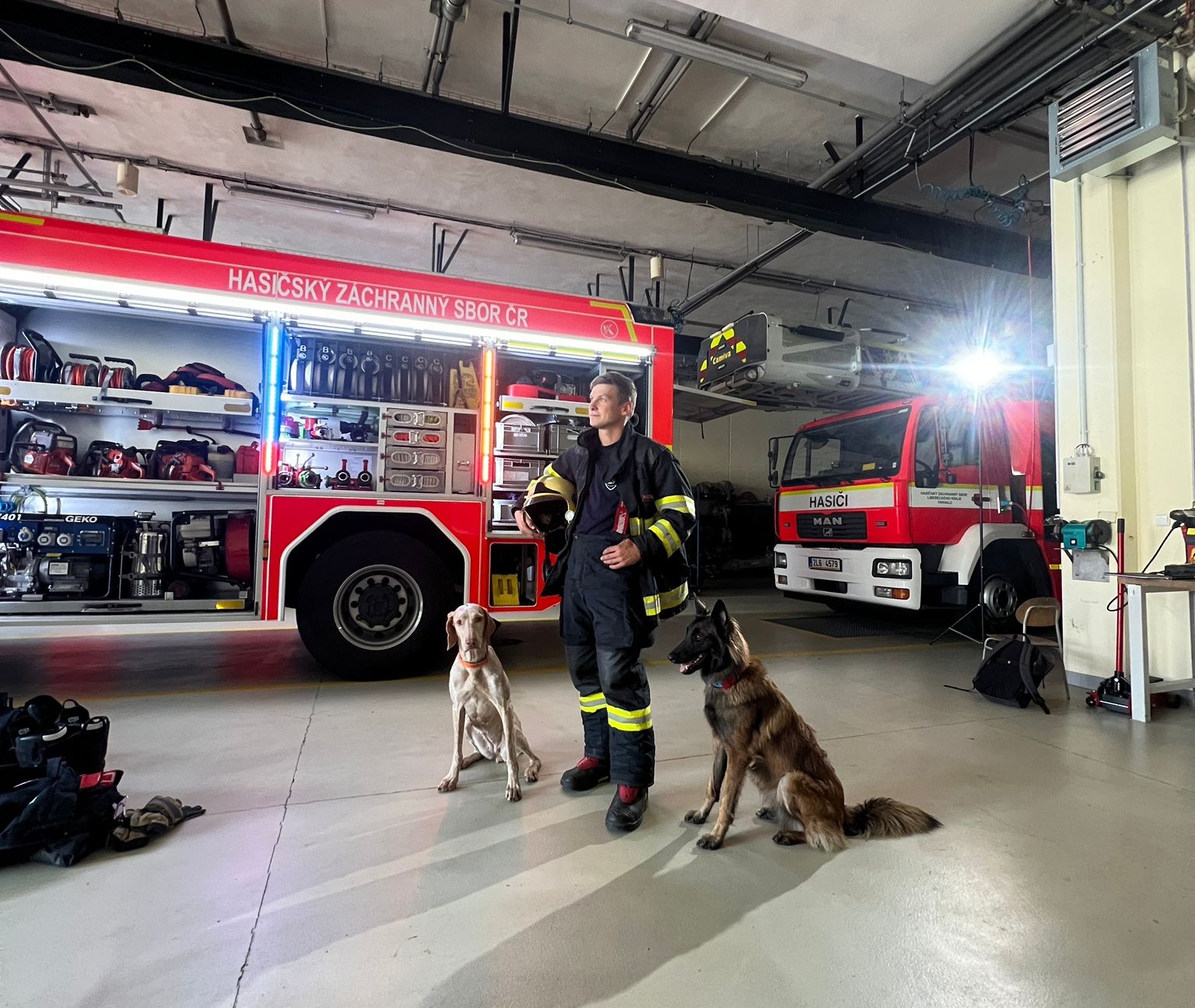 Na tanvaldské stanici profesionálních hasičů řecký štáb natáčel ve čtvrtek 21. září
