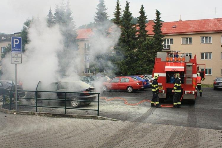 Požár osobního auta Děčín (1).jpg