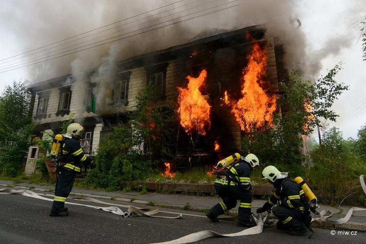 Požár prázdné budovy ve Varnsdorfu (1).jpg